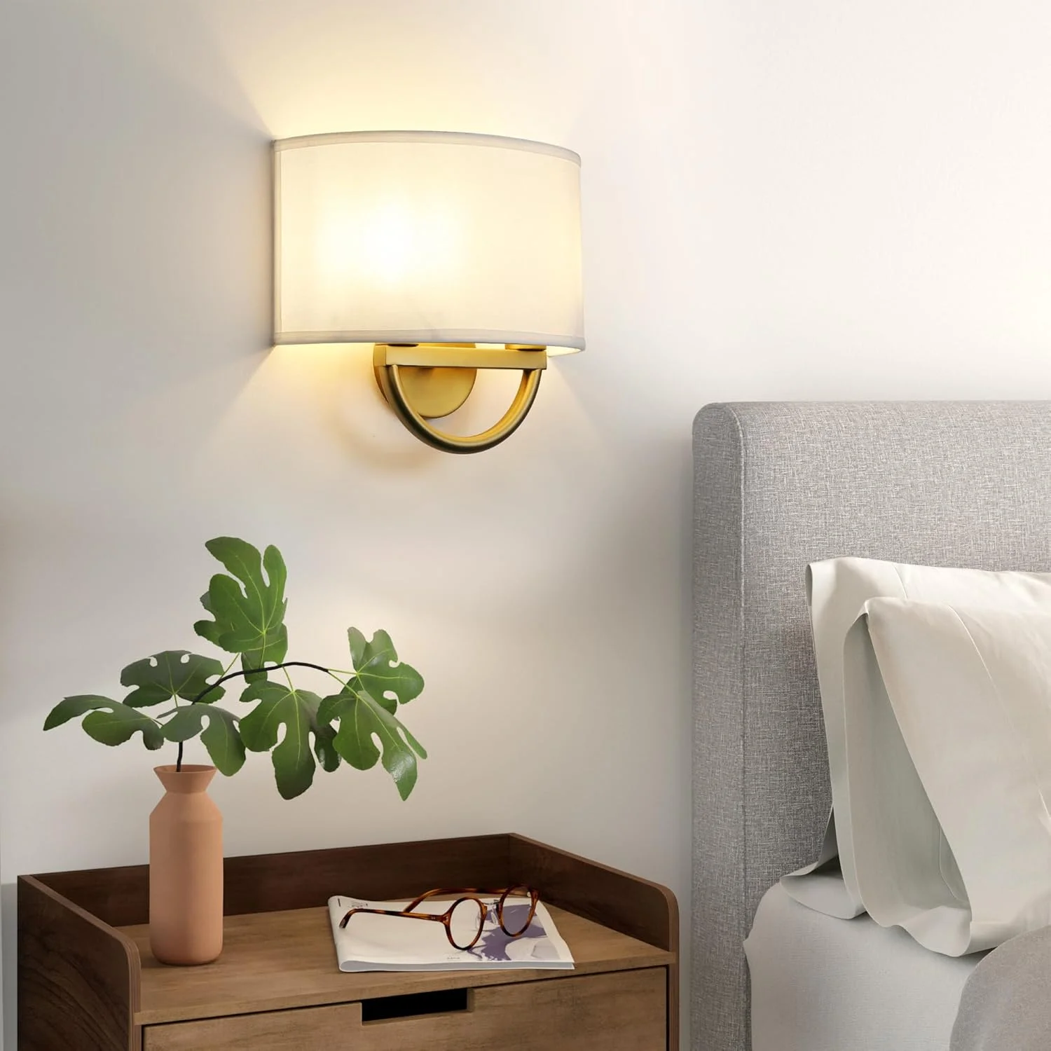 چراغ دیواری دو شاخه پرمو با طراحی صنعتی و قدیمی، دارای آباژور پارچه ای نیم دایره ای سفید رنگ، مناسب برای اتاق خواب، کنار تخت، مطالعه، اتاق نشیمن و هتل