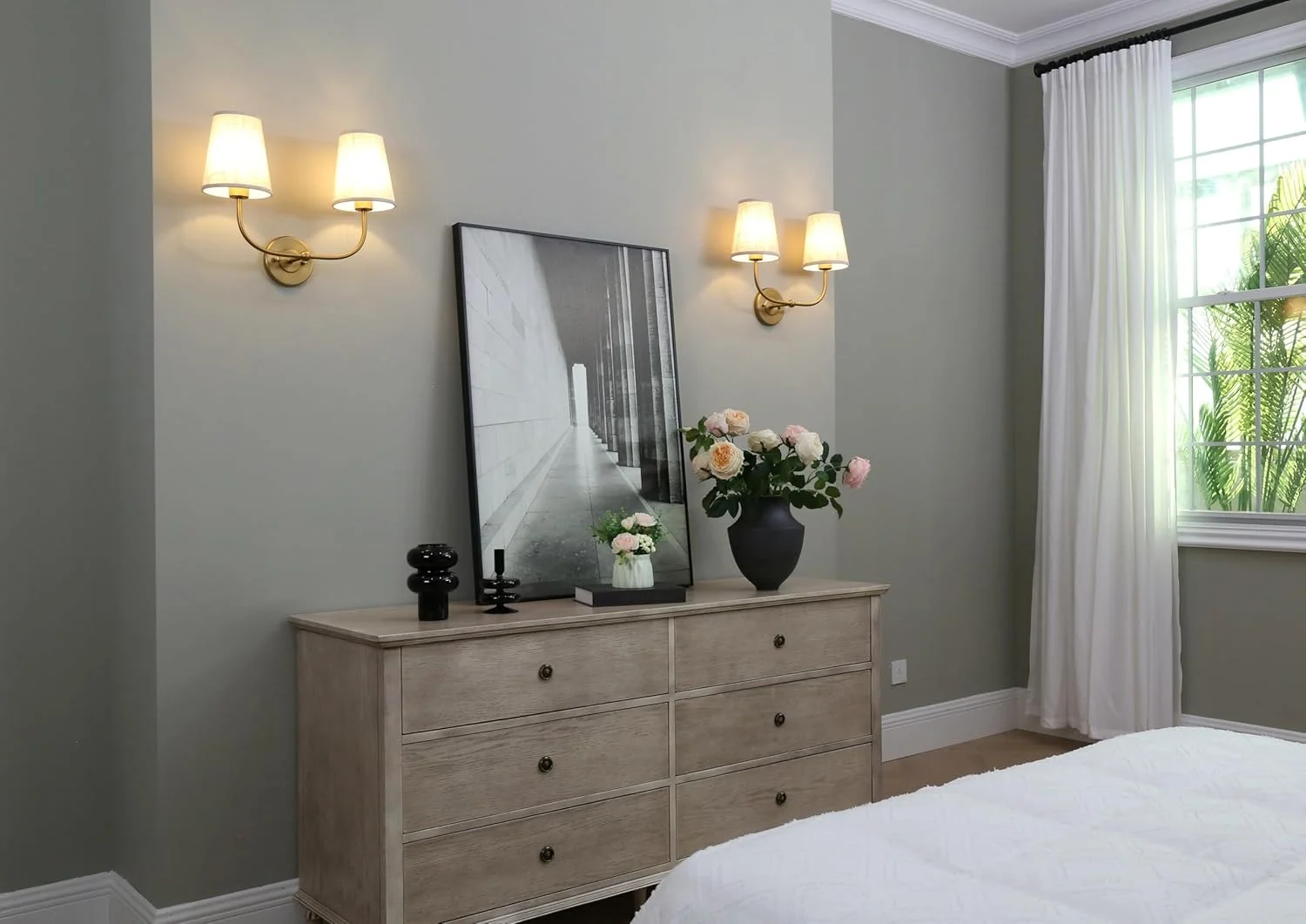 چراغ دیواری دو شاخه پرمو، طرح صنعتی و قدیمی، با دو چراغ و سایه بان پارچه ای قیفی شکل، مناسب اتاق خواب، ناهارخوری، سالن، راهرو و راه پله (آنتیک)