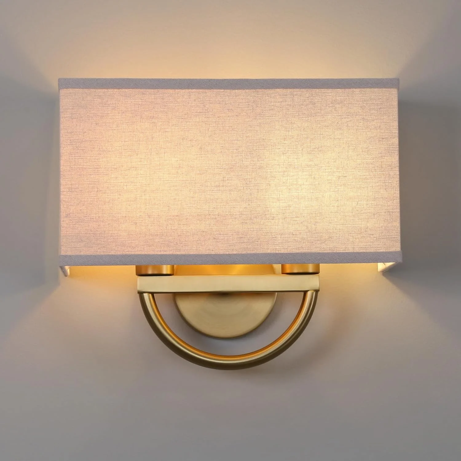 چراغ دیواری دو شاخه پرمو با سبک صنعتی و قدیمی، مناسب برای کنار تخت، اتاق خواب، نشیمن و غذاخوری، دارای سایه بان پارچه ای مربعی