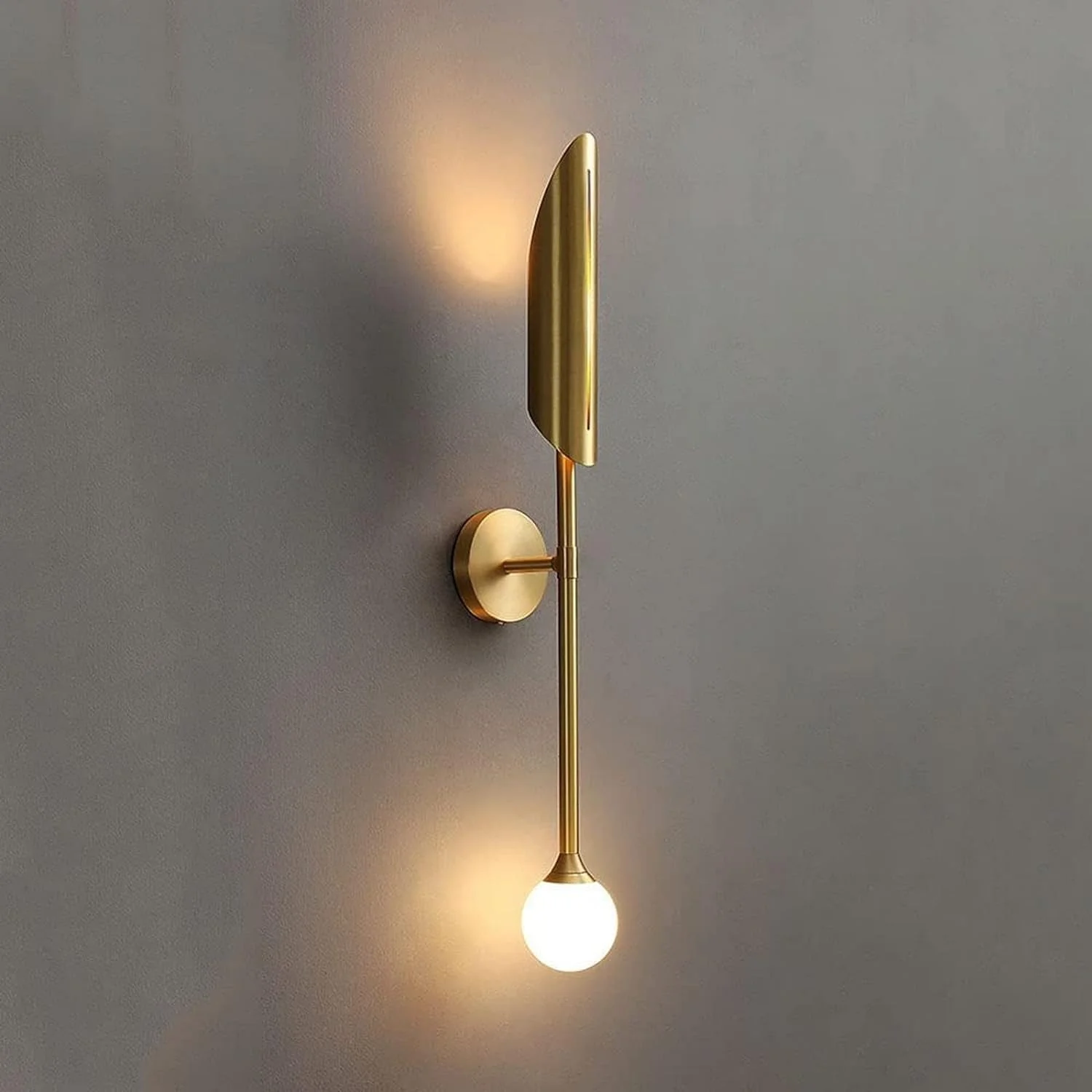 چراغ دیواری برنجی عتیقه، مدرن، دارای 2 لامپ طلایی، چراغ دیواری با کره شیشه ای گرد، سایه شفاف، فانوس دیواری، مناسب حمام، راهرو، آشپزخانه، آینه، اتاق خواب، چراغ دکور طلایی کنار تخت