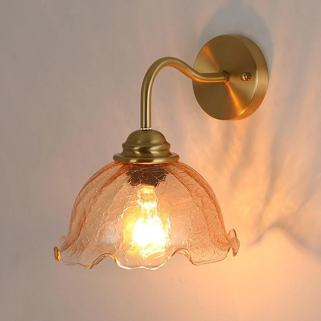 چراغ دیواری طلایی با طراحی وینتج و حباب شیشه ای کهربایی، چراغ دیواری برنجی با نصب آسان مناسب اتاق خواب، نشیمن، غذاخوری و راهرو