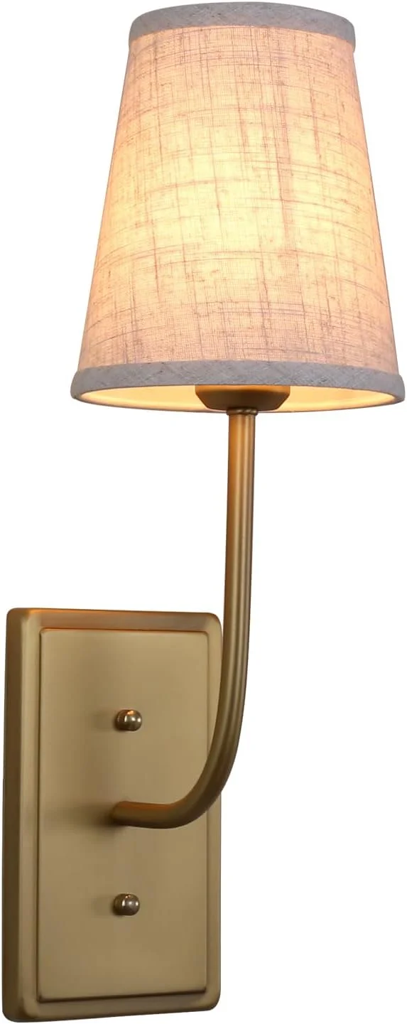 چراغ دیواری تک شاخه پرمو، روشنایی دیواری با سبک روستیک و وینتیج، دارای سایه بان پارچه ای قیفی شکل، مناسب برای دکور اتاق خواب، کنار تخت و مطالعه، پایه برنجی (کتان)