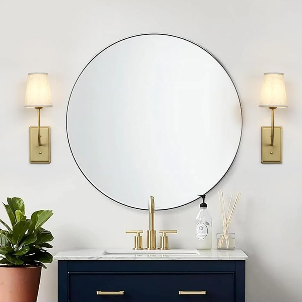 چراغ دیواری تک شاخه پرمو، روشنایی دیواری با سبک روستیک و وینتیج، دارای سایه بان پارچه ای قیفی شکل، مناسب برای دکور اتاق خواب، کنار تخت و مطالعه، پایه برنجی (کتان)