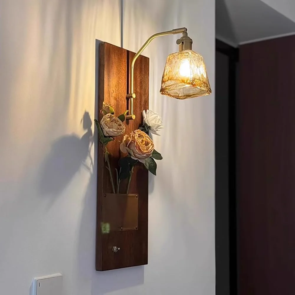 چراغ دیواری چوبی، چراغ روشنایی دیواری تک لامپ با سایه شیشه ای قهوه ای مربعی، چراغ روشویی روستایی حمام، چراغ های نصب شده روی دیوار برای خانه های روستایی، راهرو، اتاق نشیمن، آشپزخانه