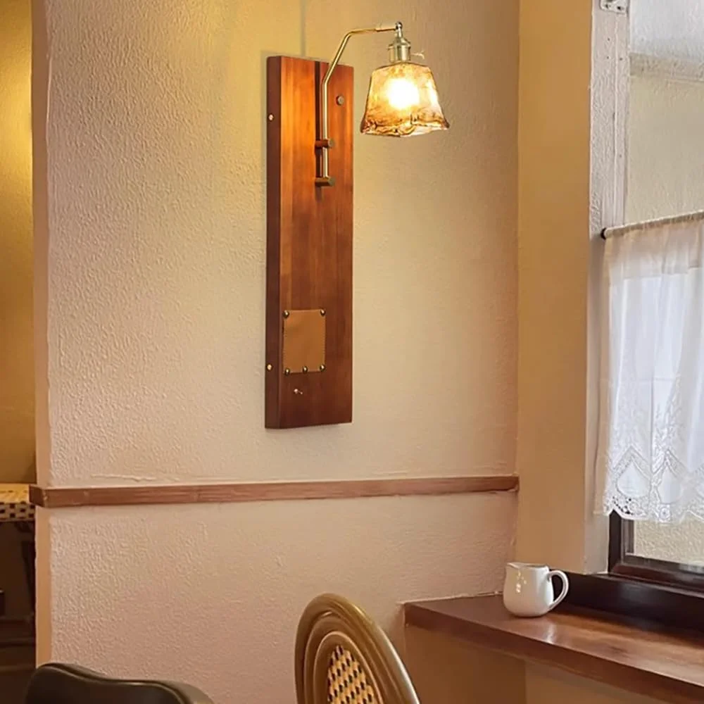 چراغ دیواری چوبی، چراغ روشنایی دیواری تک لامپ با سایه شیشه ای قهوه ای مربعی، چراغ روشویی روستایی حمام، چراغ های نصب شده روی دیوار برای خانه های روستایی، راهرو، اتاق نشیمن، آشپزخانه