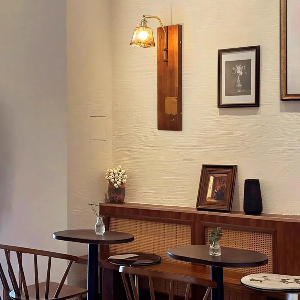 چراغ دیواری چوبی، چراغ روشنایی دیواری تک لامپ با سایه شیشه ای قهوه ای مربعی، چراغ روشویی روستایی حمام، چراغ های نصب شده روی دیوار برای خانه های روستایی، راهرو، اتاق نشیمن، آشپزخانه