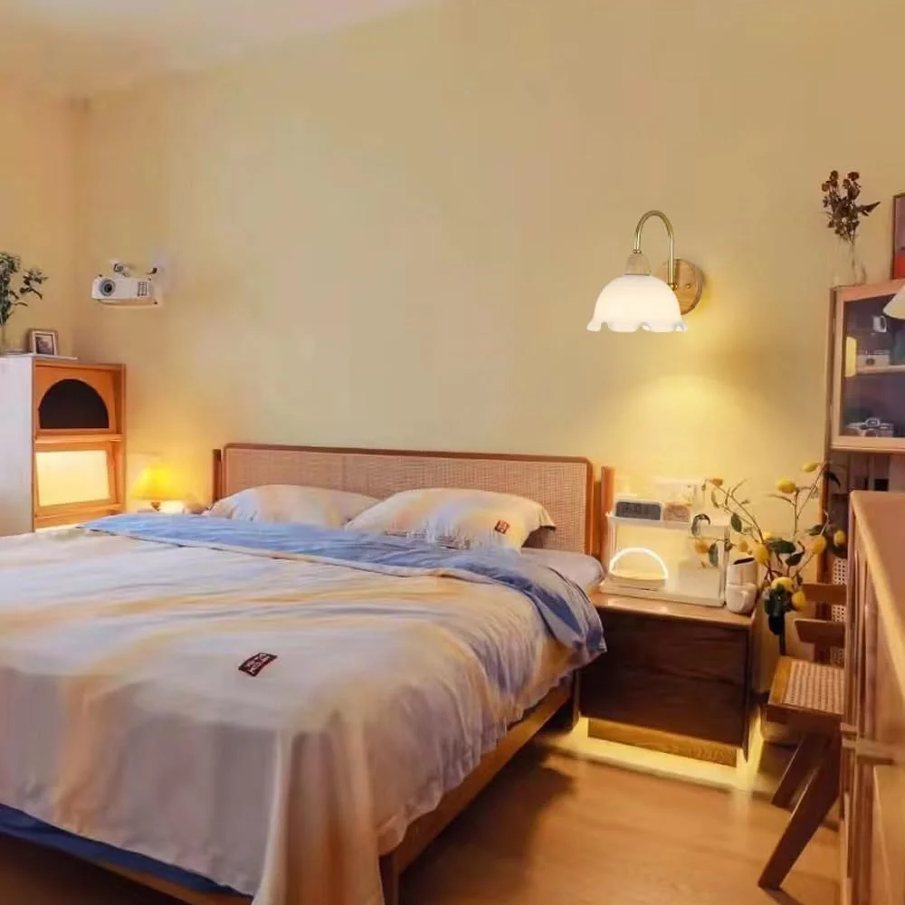 چراغ دیواری گل شیشه شیری وینتیج با گردن غازی و چوب روستایی، چراغ دیواری مدرن اواسط قرن برای اتاق خواب، کنار تخت، حمام، اتاق نشیمن، آشپزخانه / با کلید کششی