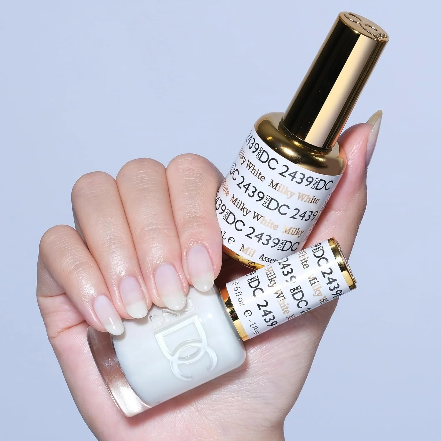 ست لاک ژل DND DC، مجموعه Sheer، لاک ژل UV/LED و لاک ناخن خشک شونده در هوا، ست لاک دوتایی همرنگ و بدون لب پر شدن، 2439 سفید شیری، 15 میلی لیتر
