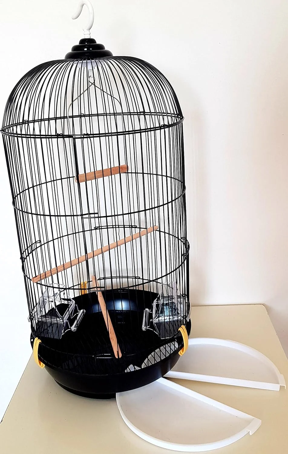 قفس بزرگ پرنده، دارای ظرف غذا، تاب و میله چوبی مناسب برای طوطی های کوچک و متوسط مانند کانور، پاراکیت، مرغ عشق، کوتوله برزیلی، عروس هلندی، قناری و فنچ طلایی