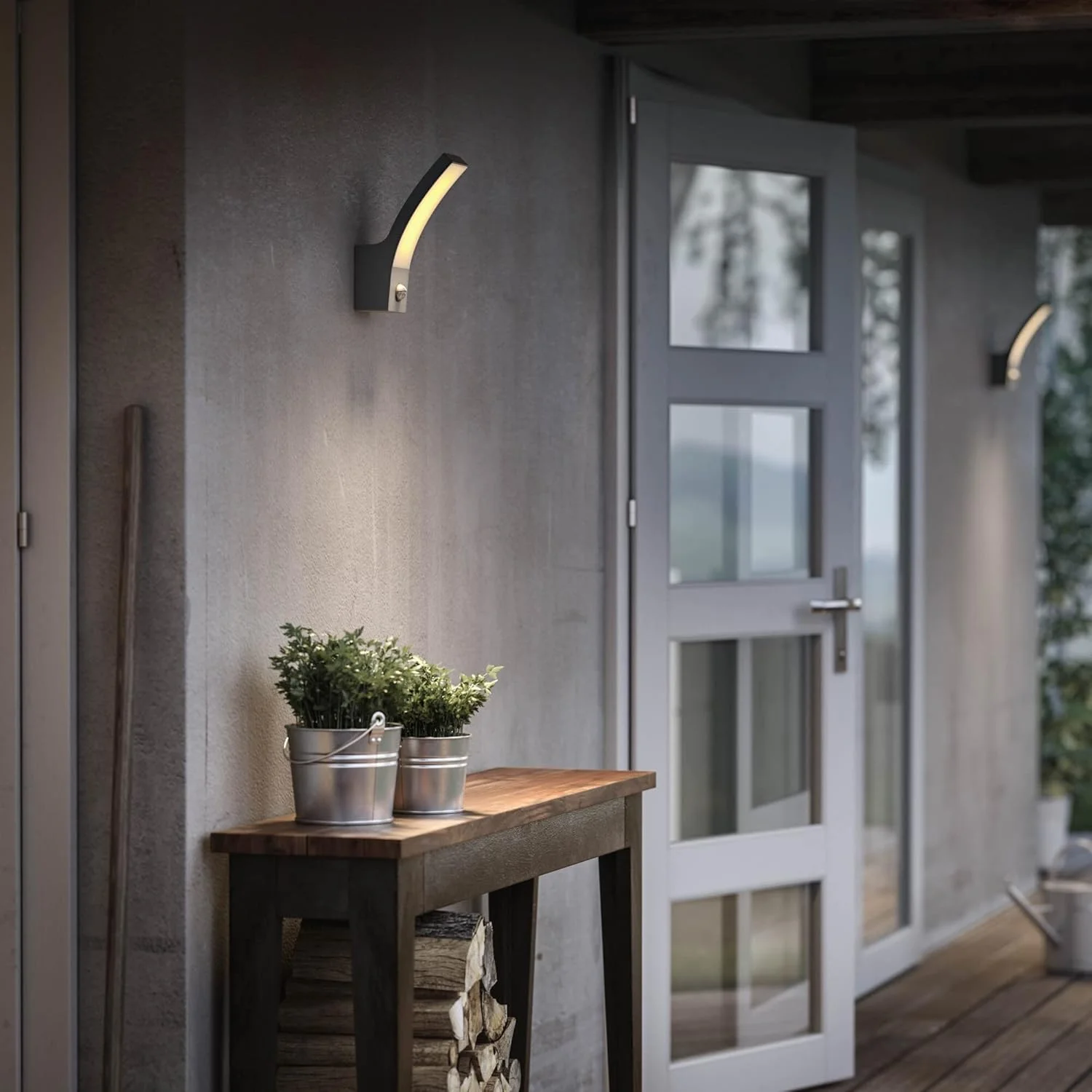 چراغ دیواری LED فیلیپس مدل Splay مناسب فضای باز با سنسور حرکتی [سفید گرم - خاکستری آنتراسیت] مقاوم در برابر آب IP44، برای روشنایی باغ، پاسیو و تراس.
