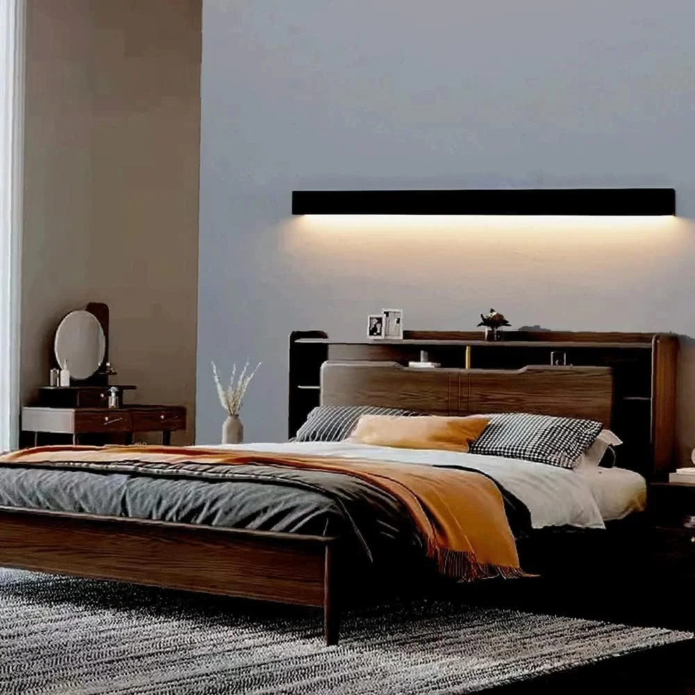 چراغ دیواری کنار تخت خواب راهرو باریک، شمعدان دیواری فلزی مشکی بلند، چراغ های دیواری خطی LED مدرن 4500K برای اتاق نشیمن، نورپردازی تزئینی دیوار پس زمینه