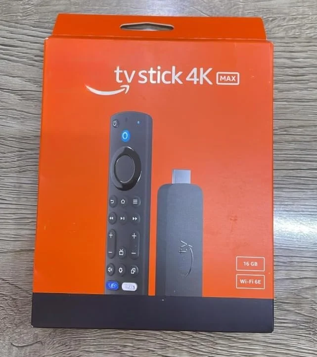 فایر تی وی استیک 4K MAX نسخه گلوبال با 16 گیگابایت حافظه به همراه ریموت کنترل صوتی جدید الکسا، پخش ویدیو تا کیفیت 4K HDR، دارای 16 گیگابایت حافظه داخلی، 1 پورت HDMI، وای فای دو بانده 5، پشتیبانی از HDR10+، HLG و Dolby Vision