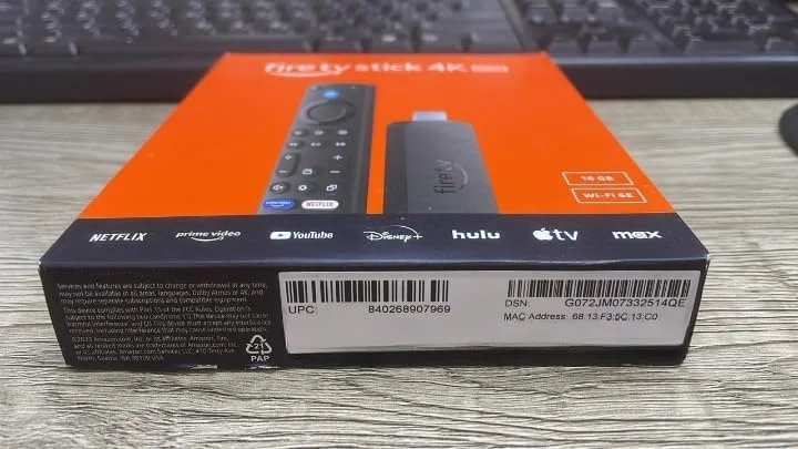 فایر تی وی استیک 4K MAX نسخه گلوبال با 16 گیگابایت حافظه به همراه ریموت کنترل صوتی جدید الکسا، پخش ویدیو تا کیفیت 4K HDR، دارای 16 گیگابایت حافظه داخلی، 1 پورت HDMI، وای فای دو بانده 5، پشتیبانی از HDR10+، HLG و Dolby Vision