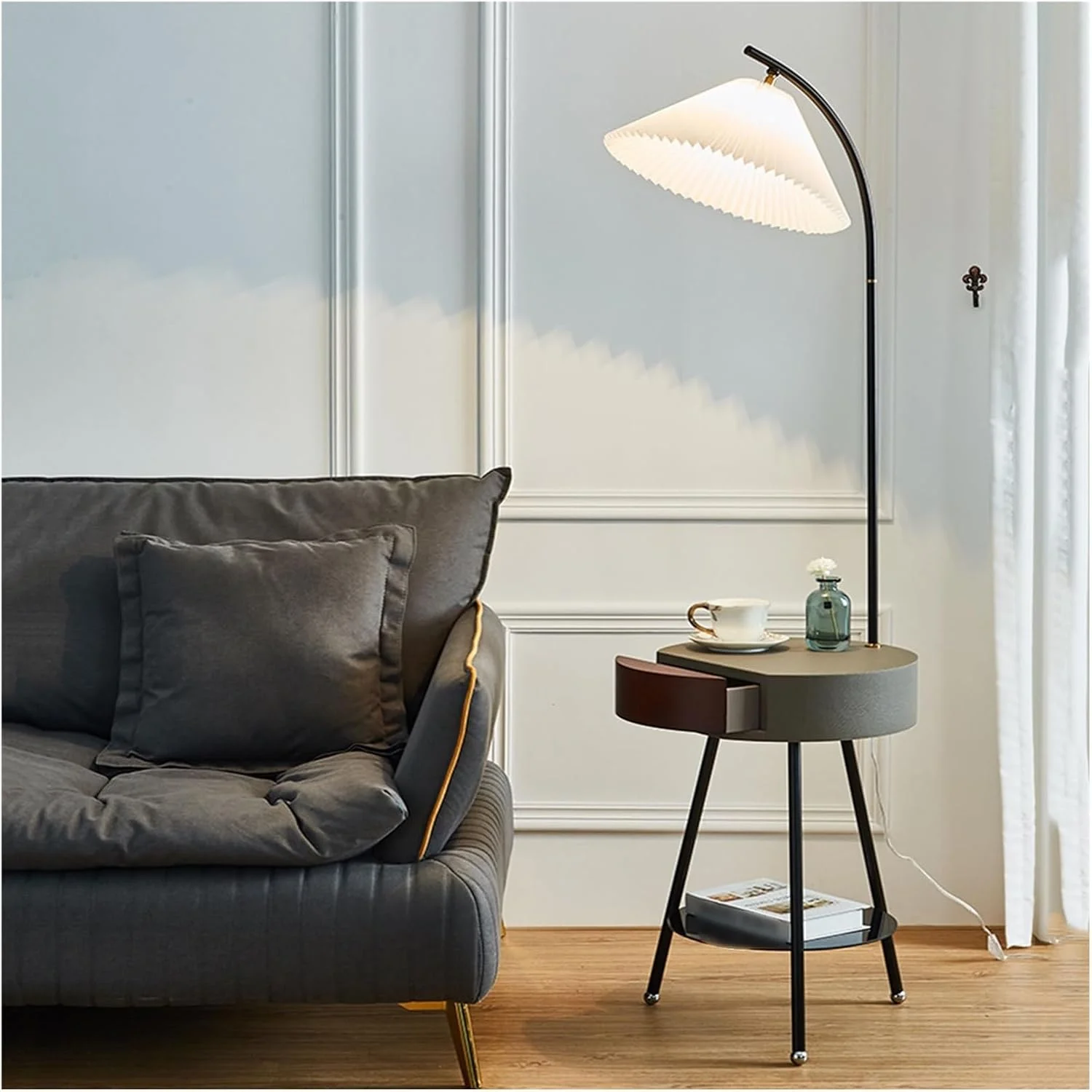 چراغ ایستاده مصباح قائم با میز، میز کنار تختی با پورت های USB شارژ، میز کنار تخت با کشو برای اتاق نشیمن، اتاق خواب، آپارتمان مصباح قراءة عصري (خاکستری) چراغ ایستاده مصباح قائم با میز، میز کنار تختی با پورت های USB شارژ، میز کنار تخت با کشو برای اتاق نشیمن، اتاق خواب، آپارتمان مصباح قراءة عصري (خاکستری)