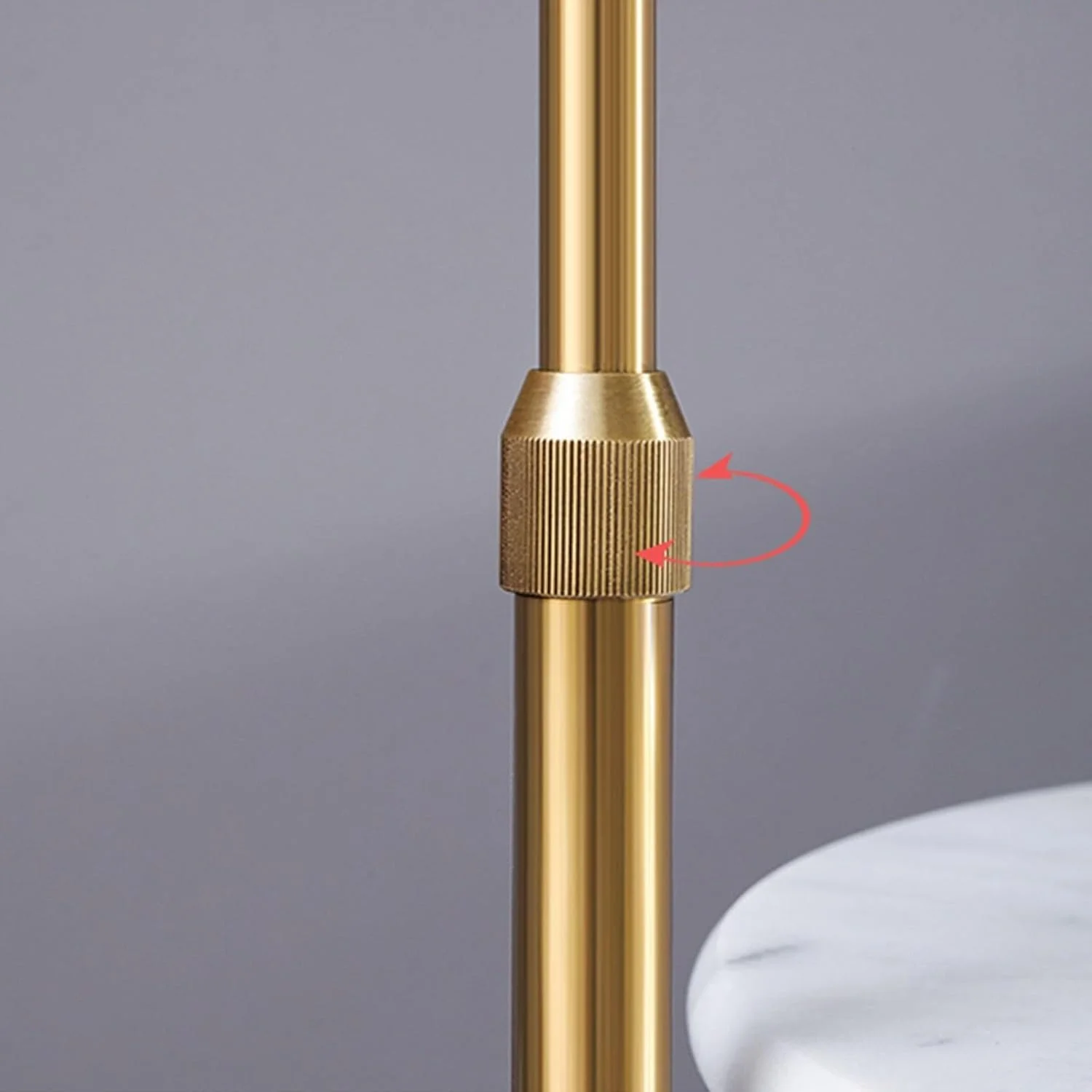 مصباح ایستاده مدرن و شیک قائم با سینی برای اتاق نشیمن، اتاق خواب، دفتر کار، کافه، کلید پایی و روکش برنجی/طلایی، چراغ مطالعه مدرن مصباح ایستاده مدرن و شیک قائم با سینی برای اتاق نشیمن، اتاق خواب، دفتر کار، کافه، کلید پایی و روکش برنجی/طلایی، چراغ مطالعه مدرن