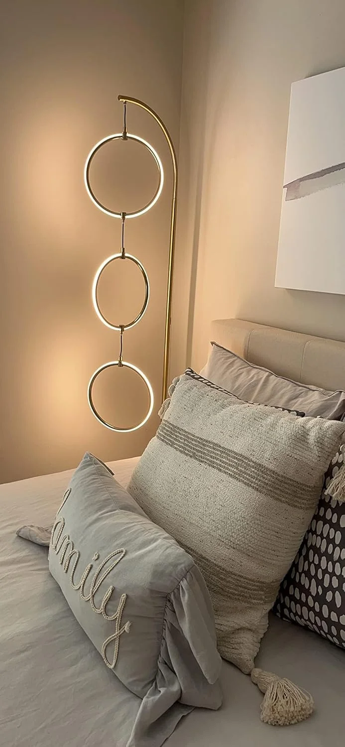 چراغ ایستاده کمانی مدرن برای اتاق نشیمن مدل Brightech Nova با آویز حلقهای سه دایرهای منحصربهفرد - نور آویز بالای مبل روی میله کمانی - نورپردازی مدرن اتاق نشیمن، مطابق با دکوراسیون و دریافت تعاریف - طلایی چراغ ایستاده کمانی مدرن برای اتاق نشیمن مدل Brightech Nova با آویز حلقهای سه دایرهای منحصربهفرد - نور آویز بالای مبل روی میله کمانی - نورپردازی مدرن اتاق نشیمن، مطابق با دکوراسیون و دریافت تعاریف - طلایی