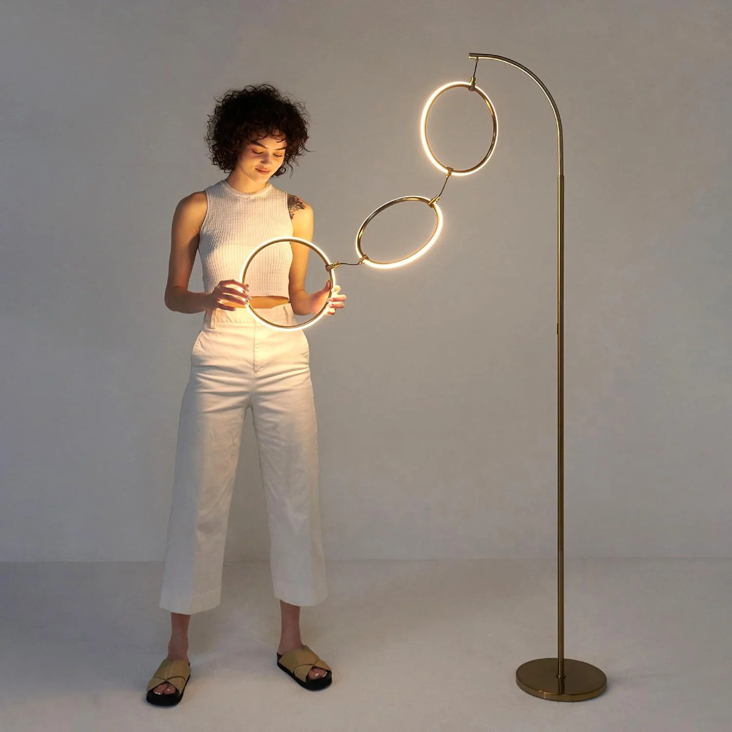 چراغ ایستاده کمانی مدرن برای اتاق نشیمن مدل Brightech Nova با آویز حلقهای سه دایرهای منحصربهفرد - نور آویز بالای مبل روی میله کمانی - نورپردازی مدرن اتاق نشیمن، مطابق با دکوراسیون و دریافت تعاریف - طلایی چراغ ایستاده کمانی مدرن برای اتاق نشیمن مدل Brightech Nova با آویز حلقهای سه دایرهای منحصربهفرد - نور آویز بالای مبل روی میله کمانی - نورپردازی مدرن اتاق نشیمن، مطابق با دکوراسیون و دریافت تعاریف - طلایی