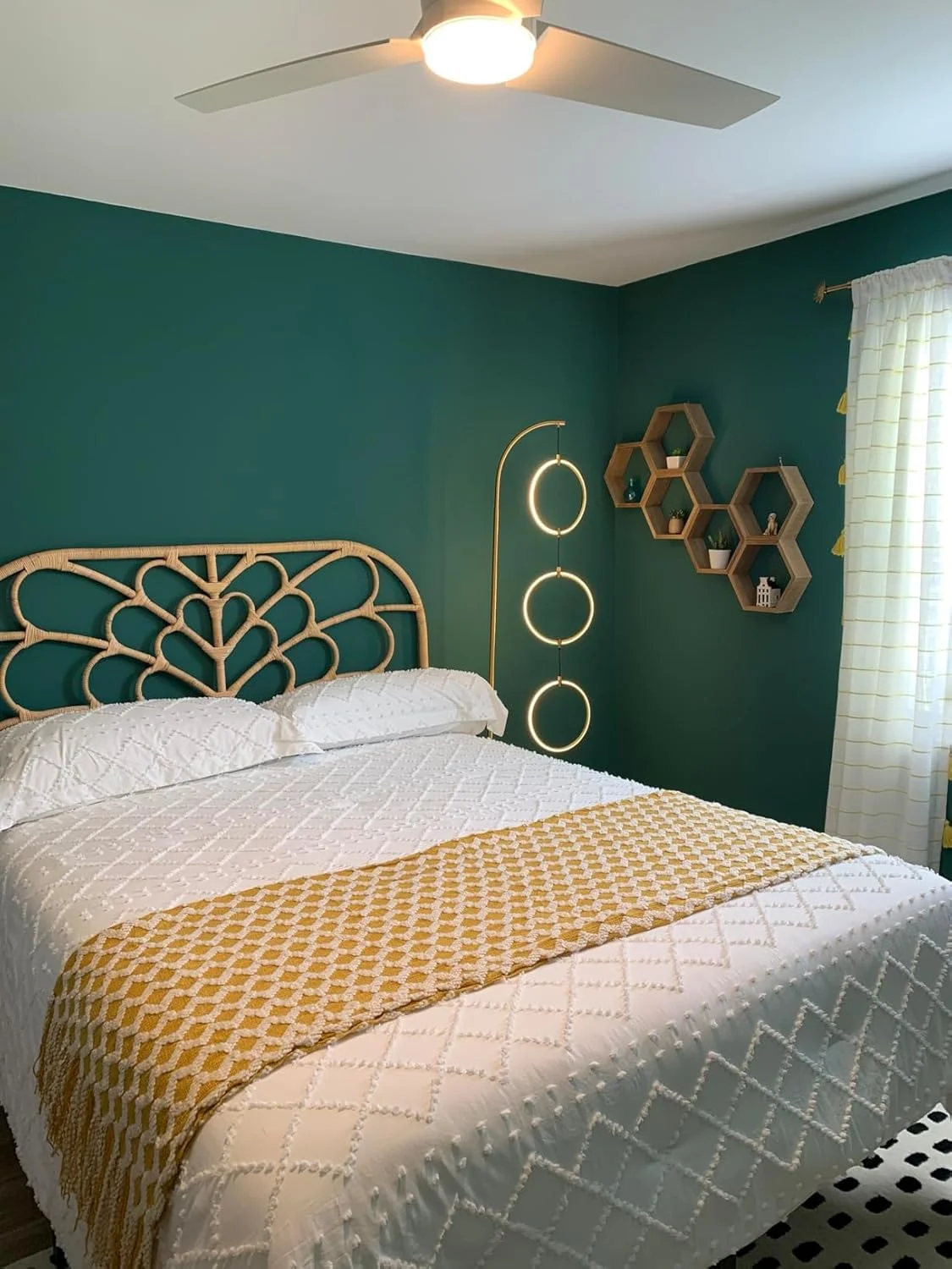 چراغ ایستاده کمانی مدرن برای اتاق نشیمن مدل Brightech Nova با آویز حلقهای سه دایرهای منحصربهفرد - نور آویز بالای مبل روی میله کمانی - نورپردازی مدرن اتاق نشیمن، مطابق با دکوراسیون و دریافت تعاریف - طلایی چراغ ایستاده کمانی مدرن برای اتاق نشیمن مدل Brightech Nova با آویز حلقهای سه دایرهای منحصربهفرد - نور آویز بالای مبل روی میله کمانی - نورپردازی مدرن اتاق نشیمن، مطابق با دکوراسیون و دریافت تعاریف - طلایی