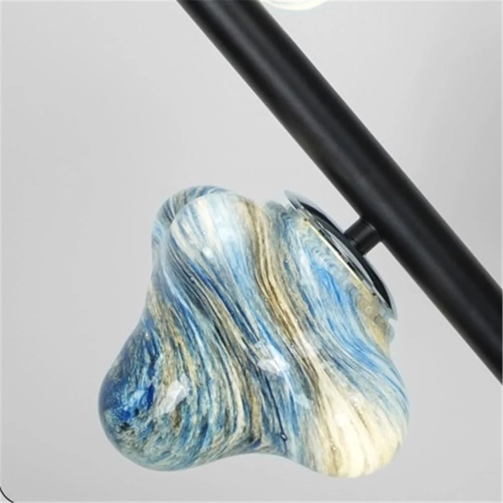 چراغ های ایستاده شیشه ای آبی شش تایی کنار مبل در اتاق نشیمن و چراغ های رومیزی آهنی مشکی کنار تخت در اتاق خواب چراغ های ایستاده شیشه ای آبی شش تایی کنار مبل در اتاق نشیمن و چراغ های رومیزی آهنی مشکی کنار تخت در اتاق خواب