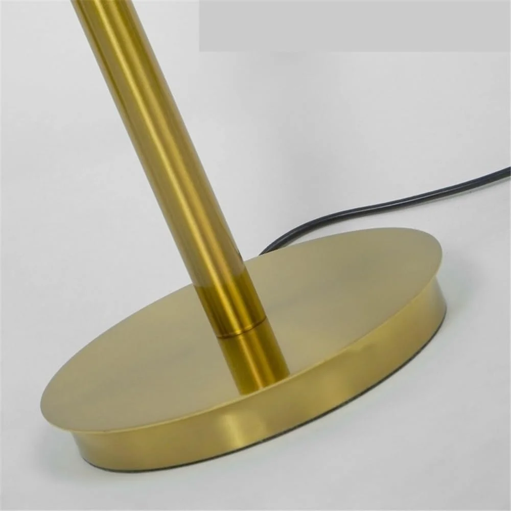 چراغ های ایستاده شیشه ای آبی شش تایی کنار مبل در اتاق نشیمن و چراغ های رومیزی آهنی مشکی کنار تخت در اتاق خواب چراغ های ایستاده شیشه ای آبی شش تایی کنار مبل در اتاق نشیمن و چراغ های رومیزی آهنی مشکی کنار تخت در اتاق خواب