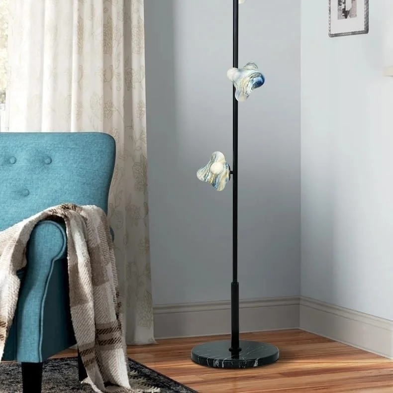 چراغ های ایستاده شیشه ای آبی شش تایی کنار مبل در اتاق نشیمن و چراغ های رومیزی آهنی مشکی کنار تخت در اتاق خواب چراغ های ایستاده شیشه ای آبی شش تایی کنار مبل در اتاق نشیمن و چراغ های رومیزی آهنی مشکی کنار تخت در اتاق خواب