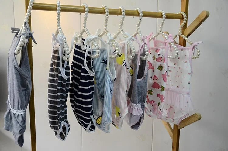 شورت بهداشتی سگ، نخی و تابستانی با طرح لباس شنا و ساسپندر برای سگ و توله سگ (خاکستری، سایز M، تعداد 1 عدد)