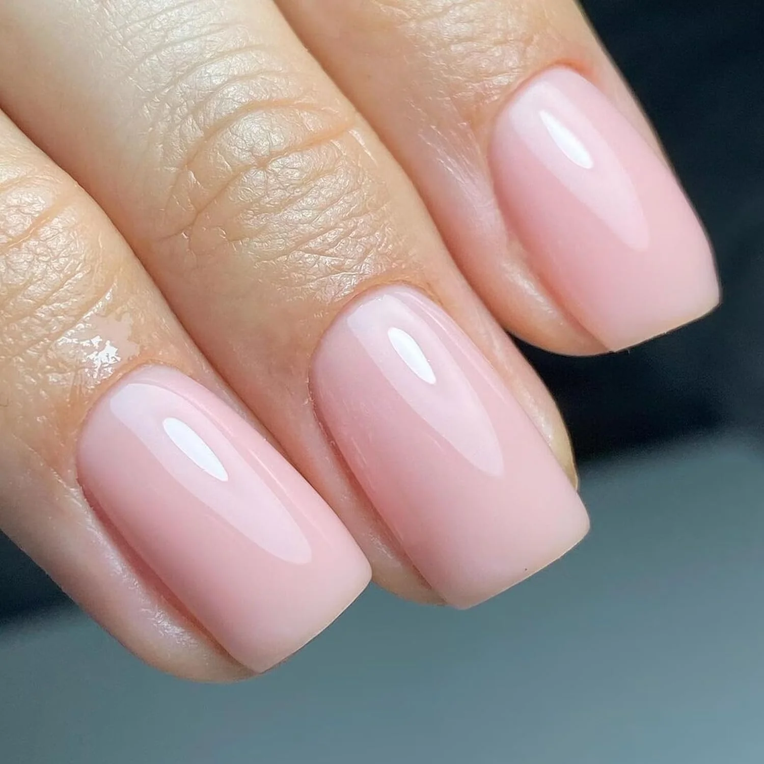 لاک ژل نیمه دائمی ویشاین، صورتی شیری شفاف، لاک ناخن طبیعی و ملایم، ژله ای کریستالی شفاف صورتی شیری، لاک ژل یو وی ال ای دی 16 میلی لیتر E023