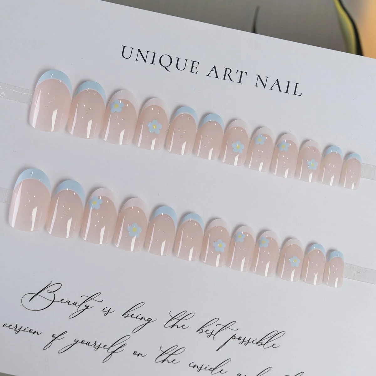 ناخن مصنوعی بیضی کوتاه با طرح آسمان آبی و نوک سفید فرانسوی، طراحی گلدار، چسبی قابل استفاده مجدد، پوشش کامل با چسب ژل نرم، 24 عدد