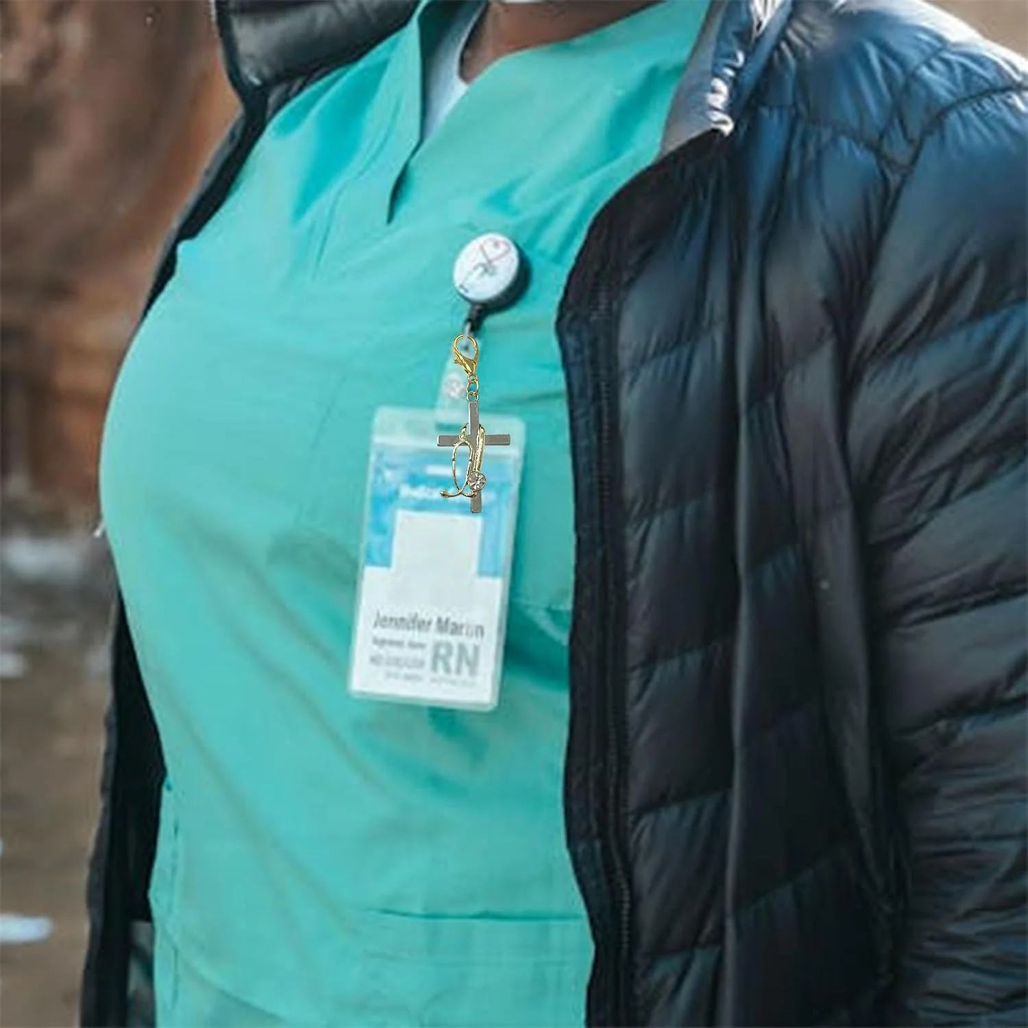 آویز صلیب با گوشی پزشکی، آویز تزئینی جاسوئیچی، تزئین جاسوئیچی گوشی پزشکی صلیبی، هدیه فارغ التحصیلی برای دانشجویان پرستاری (طلایی)