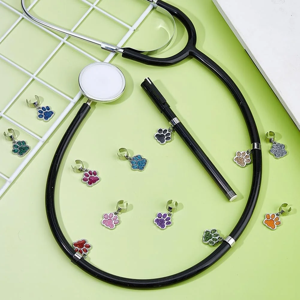 آویز گوشی پزشکی طرح پنجه سگ SUPERFINDINGS، 12 عددی، آویزهای گوشی پزشکی قابل تنظیم و شخصیسازی شده، آلیاژ فلزی، روکش میناکاری، مناسب برای پرستاران، پزشکان و کادر درمان آویز گوشی پزشکی طرح پنجه سگ SUPERFINDINGS، 12 عددی، آویزهای گوشی پزشکی قابل تنظیم و شخصیسازی شده، آلیاژ فلزی، روکش میناکاری، مناسب برای پرستاران، پزشکان و کادر درمان