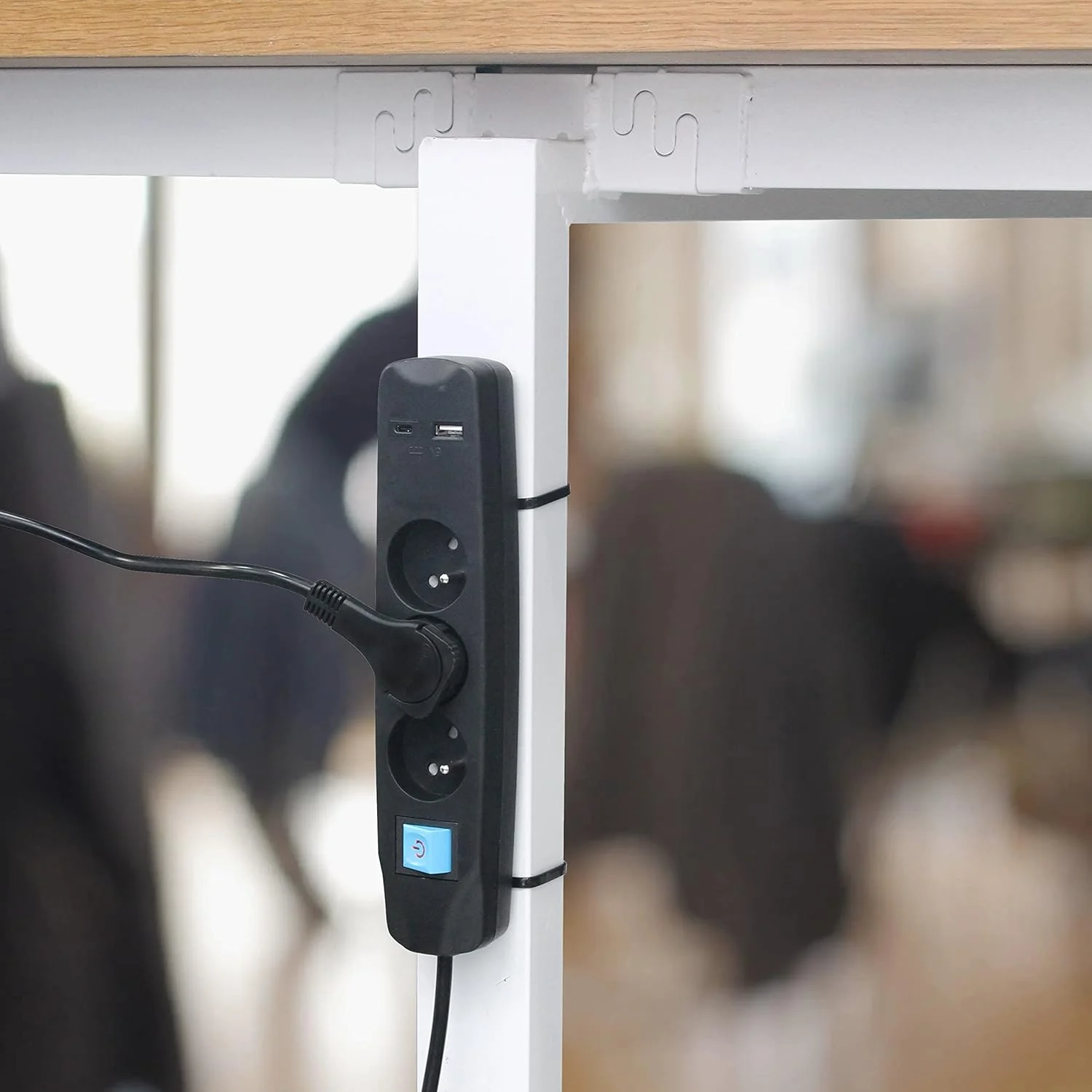 سه راهی برق Electraline 35605 با 3 پریز فرانسوی + 2 USB 3.4A 17W A + 1 Type C، با کلید روشن/خاموش، دوشاخه فوق العاده تخت 90 درجه 16 آمپر، کابل 1.5 متری، مشکی سه راهی برق Electraline 35605 با 3 پریز فرانسوی + 2 USB 3.4A 17W A + 1 Type C، با کلید روشن/خاموش، دوشاخه فوق العاده تخت 90 درجه 16 آمپر، کابل 1.5 متری، مشکی