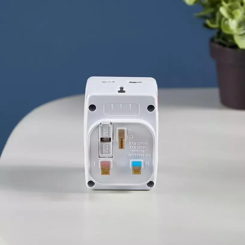 تبدیل دوشاخه برق MELFI سه راهی – استاندارد بریتانیا BS1362 با فیوز (3 پریز, دوشاخه 3 پین)