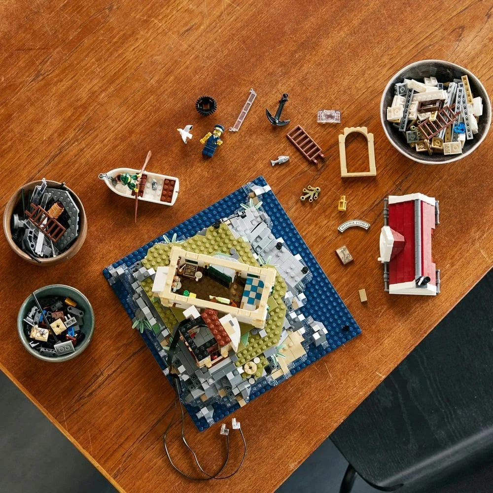 لگو آیدیاز فانوس دریایی موتوری 21335؛ هدیه ماه رمضان برای بزرگسالان، دارای نور چرخشی و عنصر لنز فرنل، به همراه یک کلبه، غار، اسکله، قایق پارویی و 2 مینی فیگور (2065 قطعه) لگو آیدیاز فانوس دریایی موتوری 21335؛ هدیه ماه رمضان برای بزرگسالان، دارای نور چرخشی و عنصر لنز فرنل، به همراه یک کلبه، غار، اسکله، قایق پارویی و 2 مینی فیگور (2065 قطعه)