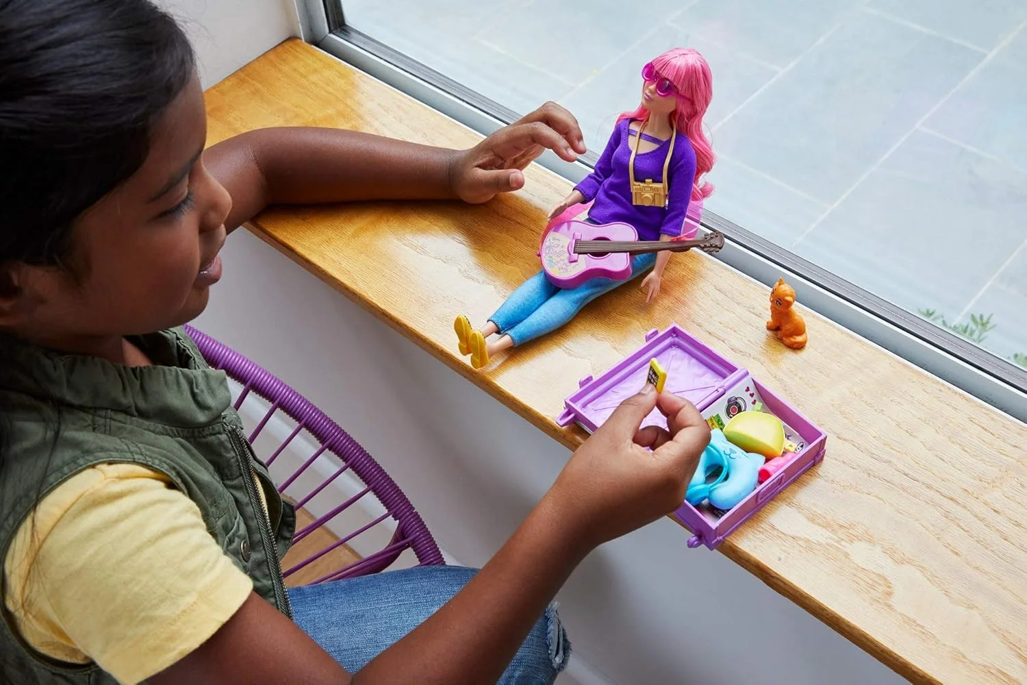 عروسک دیزی باربی و مجموعه مسافرتی، موهای صورتی، انحنا دار، با بچه گربه، گیتار، چمدان، استیکر و 9 لوازم جانبی، برای کودکان 3 تا 7 سال Fwv26