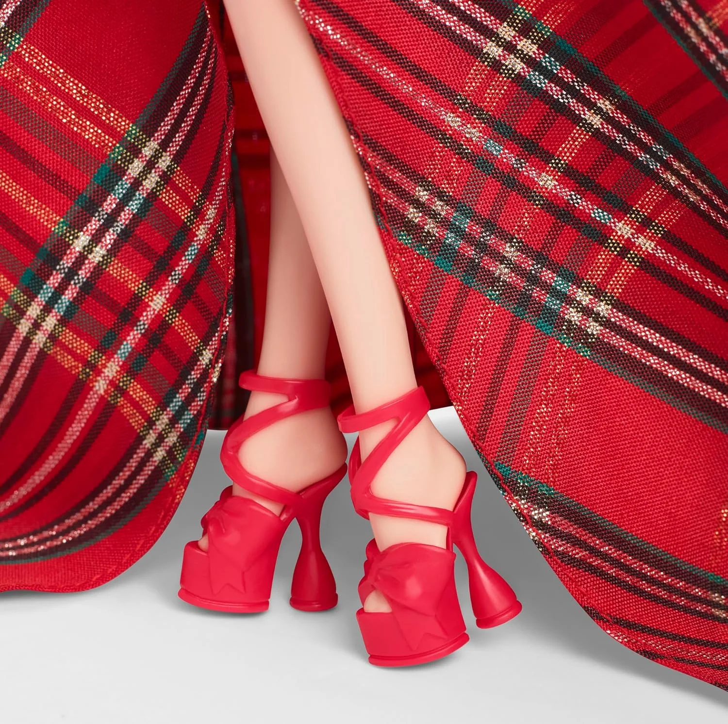 عروسک باربی سیگنچر، عروسک فشن بلوند تعطیلات 2024 با لباس مجلسی و دامن چهارخانه، هدیه کلکسیونی فصلی در بسته بندی قابل نمایش، HRM65