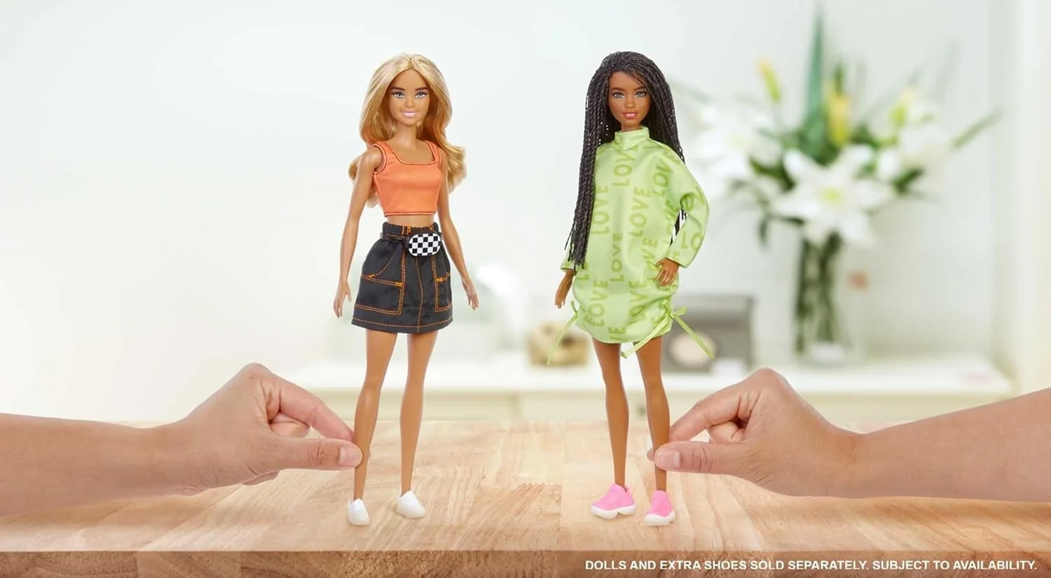 مجموعه لباس 2 عددی باربی، شامل یک پیراهن سویشرت سبز، یک تاپ نارنجی بدون آستین و دامن مشکی و 2 اکسسوری، هدیه ای برای کودکان 3 تا 8 سال