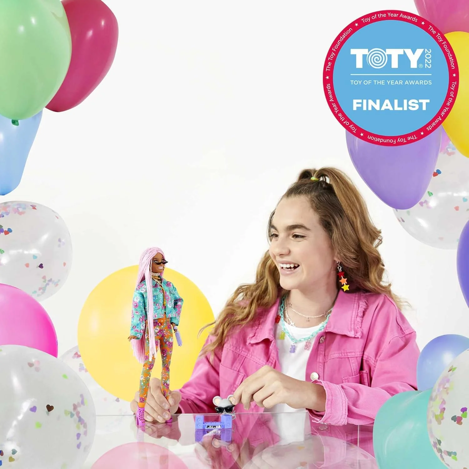 عروسک باربی اکسترا شماره 10 با ژاکت طرح گلدار و ست جاگر، حیوان خانگی موش دی‌جی، بافت‌های صورتی خیلی بلند، لباس لایه‌ای و لوازم جانبی، مفاصل انعطاف‌پذیر متعدد، هدیه برای کودکان 3 سال به بالا