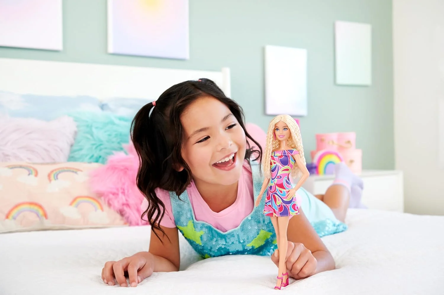 عروسک باربی فاشیونیستاز شماره 223 با موهای بلوند موج دار، لباس و اکسسوری های الهام گرفته از مو، عروسک فشن کلکسیونی برای شصت و پنجمین سالگرد HRH20