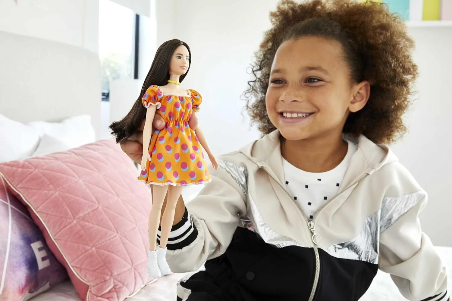 عروسک باربی فشنista مدل شماره 160 با موهای بلند قهوه ای، لباس نارنجی طرح دار، کفش سفید و گردنبند زرد GRB52