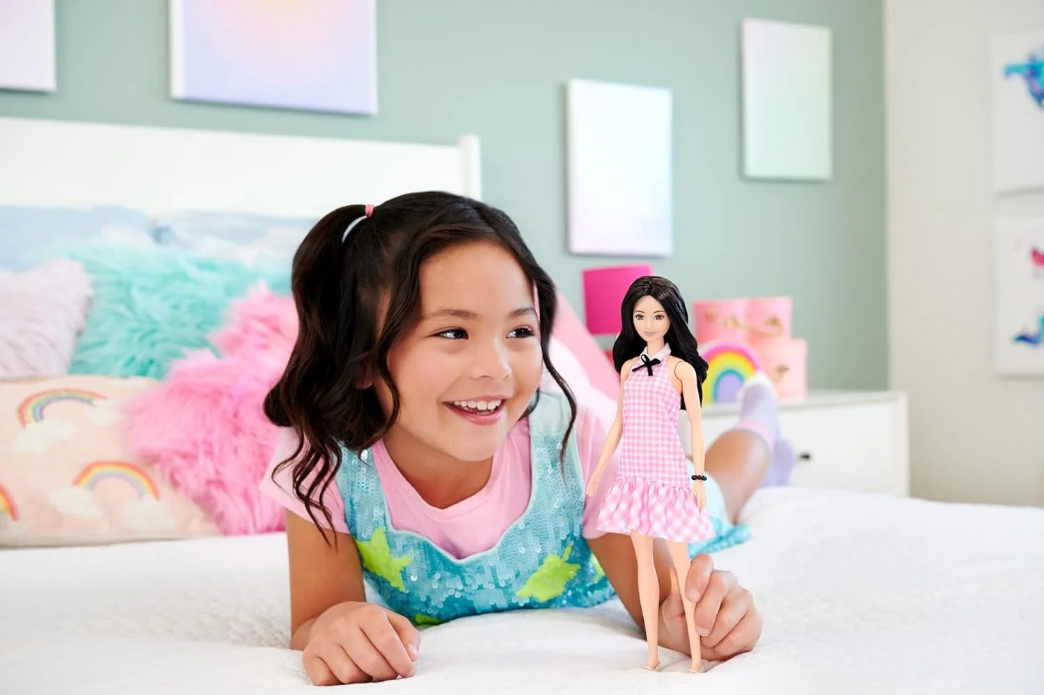 عروسک فشن باربی مدل 224 با موهای موج دار مشکی، پیراهن چهارخانه صورتی و لوازم جانبی، عروسک کلکسیونی فشن شصت و پنجمین سالگرد