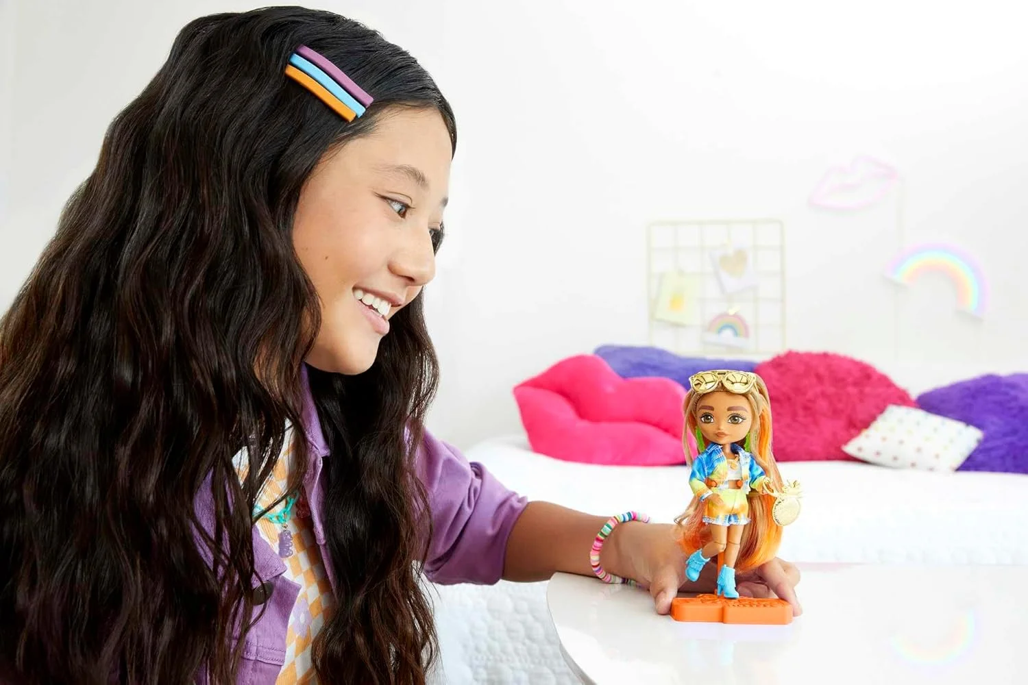 عروسک باربی اکسترا مینی شماره 5 (14 سانتی متر) به همراه لباس و لوازم جانبی و پایه عروسک