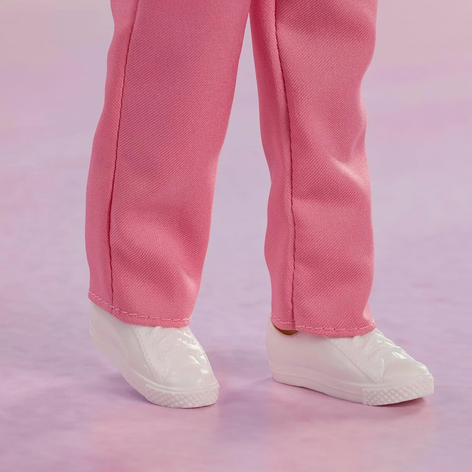 عروسک کلکسیونی آلن از فیلم باربی، مایکل سرا در نقش آلن با 2 دست لباس قابل تعویض از فیلم، لباس سرهمی صورتی و ست ساحلی راه راه آبی با عینک آفتابی عروسک کلکسیونی آلن از فیلم باربی، مایکل سرا در نقش آلن با 2 دست لباس قابل تعویض از فیلم، لباس سرهمی صورتی و ست ساحلی راه راه آبی با عینک آفتابی