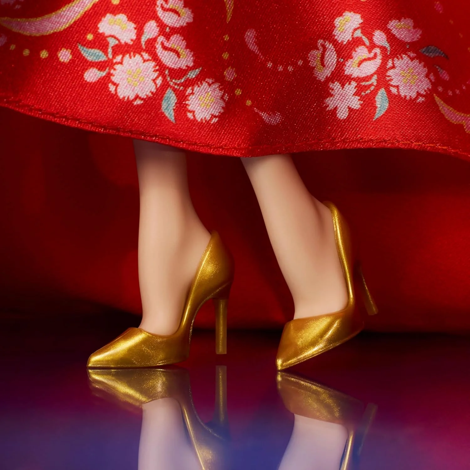 عروسک باربی سال نوی قمری با لباس چیپائو با طرح شکوفه آلو و لوازم جانبی طلایی، مجموعه امضای باربی، JBJ11