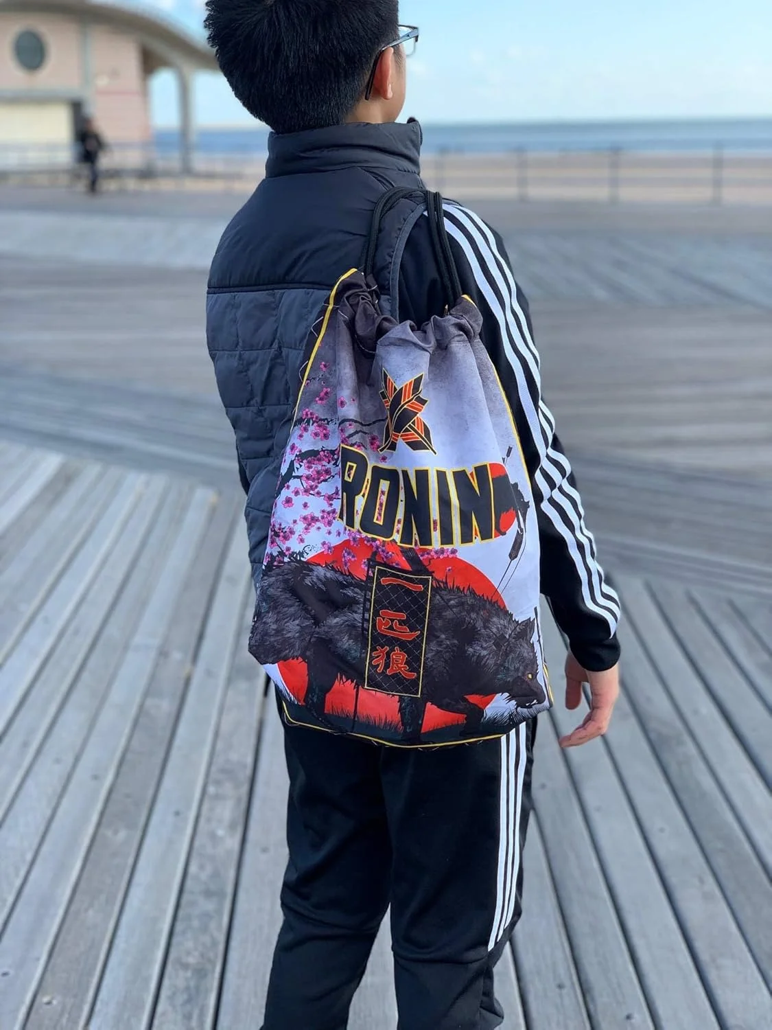 کیف لباس رزمی Ronin - ایده آل برای نگهداری لباس جودو، تکواندو، BJJ یا کاراته - طرح گرگ تنها کیف لباس رزمی Ronin - ایده آل برای نگهداری لباس جودو، تکواندو، BJJ یا کاراته - طرح گرگ تنها