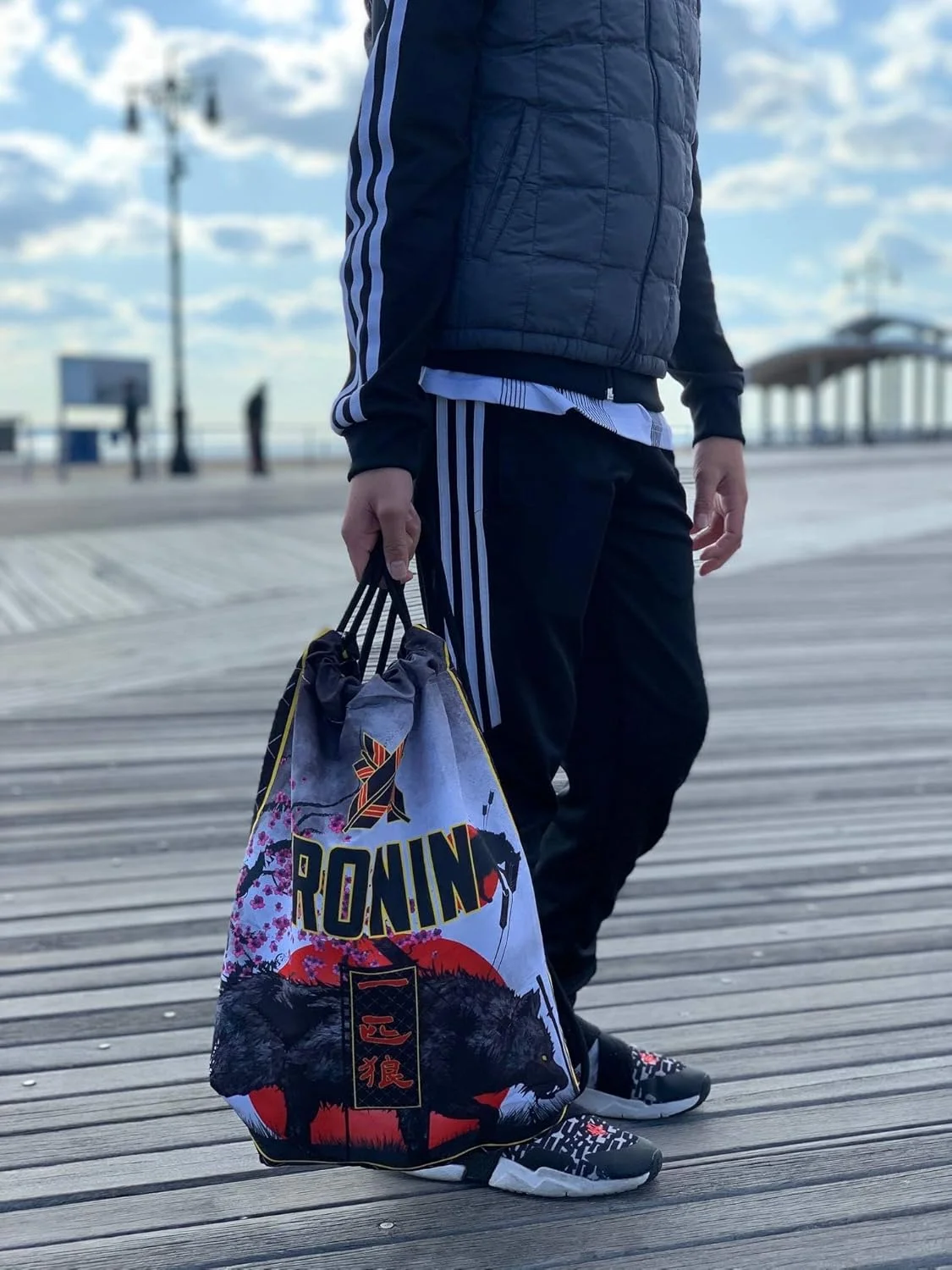 کیف لباس رزمی Ronin - ایده آل برای نگهداری لباس جودو، تکواندو، BJJ یا کاراته - طرح گرگ تنها کیف لباس رزمی Ronin - ایده آل برای نگهداری لباس جودو، تکواندو، BJJ یا کاراته - طرح گرگ تنها