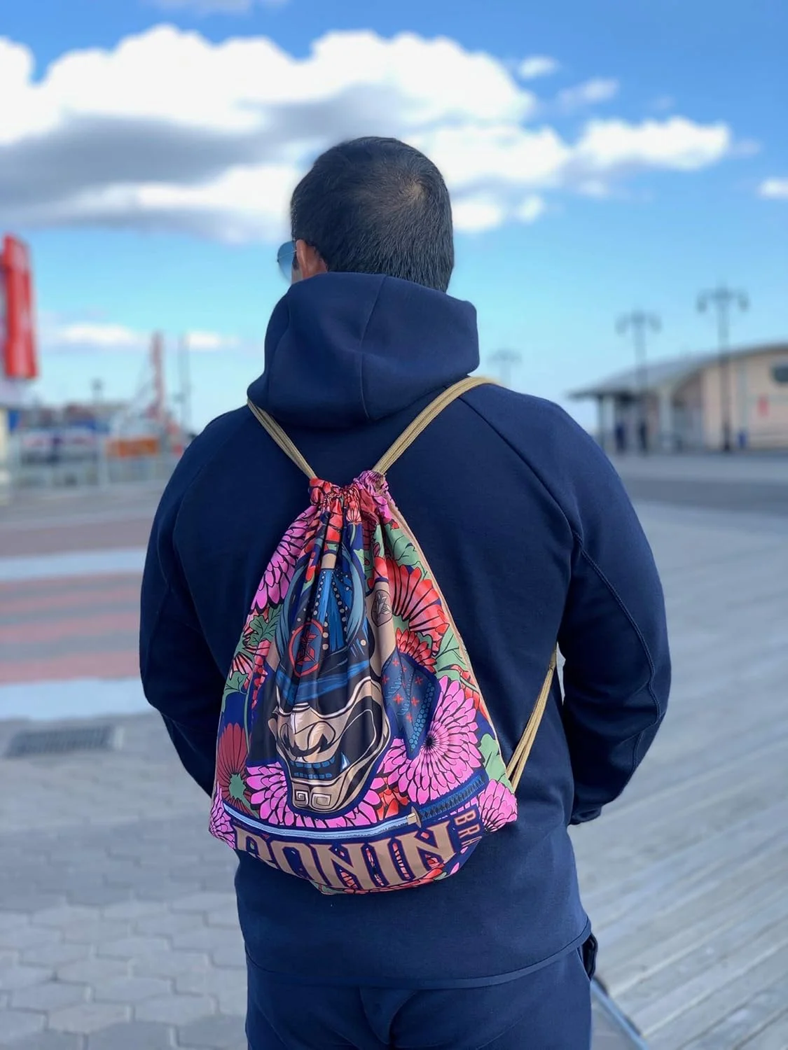 کیف لباس رزمی Ronin Brand طرح سر امپراتور سامورایی - مناسب برای تمام لباسهای رزمی BJJ، کاراته، جودو، تکواندو، کمبو - یونیسکس، طلایی، کوله پشتی 45x35 سانتیمتر کیف لباس رزمی Ronin Brand طرح سر امپراتور سامورایی - مناسب برای تمام لباسهای رزمی BJJ، کاراته، جودو، تکواندو، کمبو - یونیسکس، طلایی، کوله پشتی 45x35 سانتیمتر