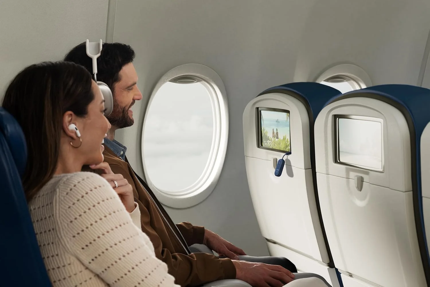 فرستنده/گیرنده بلوتوث 5.0 Twelve South AirFly Pro 2 برای تلویزیون/هواپیما به 2 هدفون بی سیم - آداپتور بی سیم برای ایرپاد، هواپیما، ماشین، باشگاه، خانه، استفاده با هر جک صوتی 3.5 میلی متری، آبی