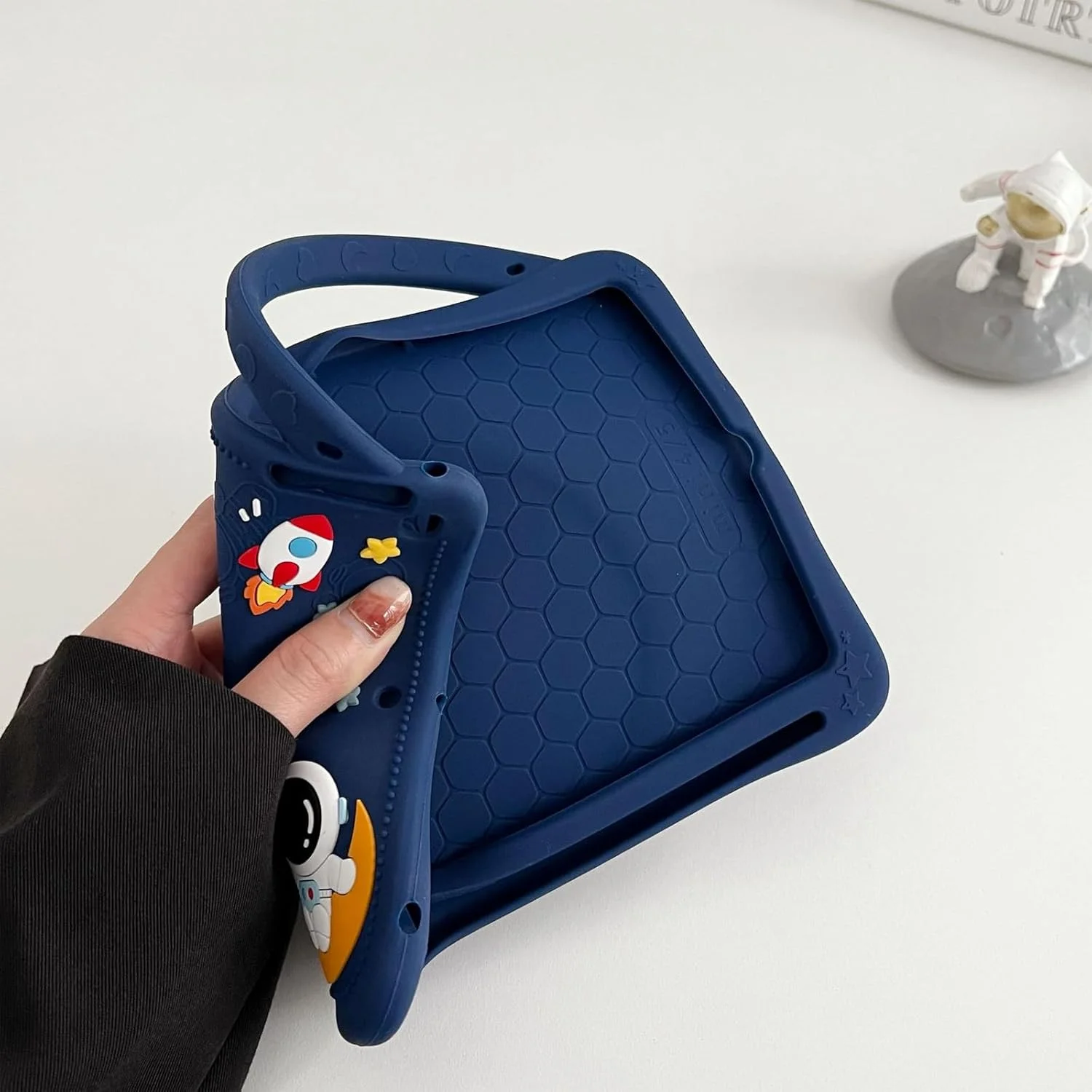 کیف محافظ کودکانه مناسب برای آنر پد 9 12.1 اینچ 2024، طرح فضانورد سه بعدی زیبا با پایه چرخشی 360 درجه و دسته، ضد ضربه و سبک