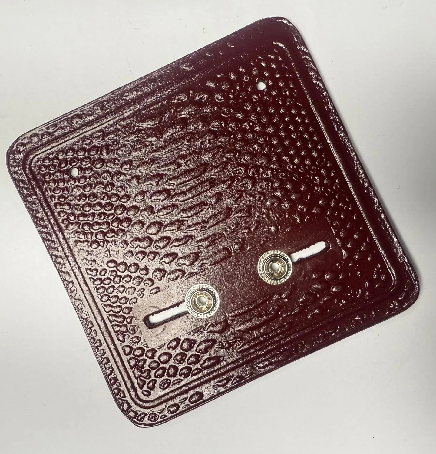 نگهدارنده دیواری چرمی جهانی برای کمربندهای مسابقه ای رنگ زرشکی