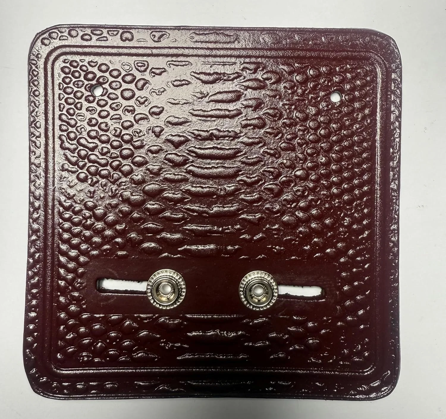 نگهدارنده دیواری چرمی جهانی برای کمربندهای مسابقه ای رنگ زرشکی